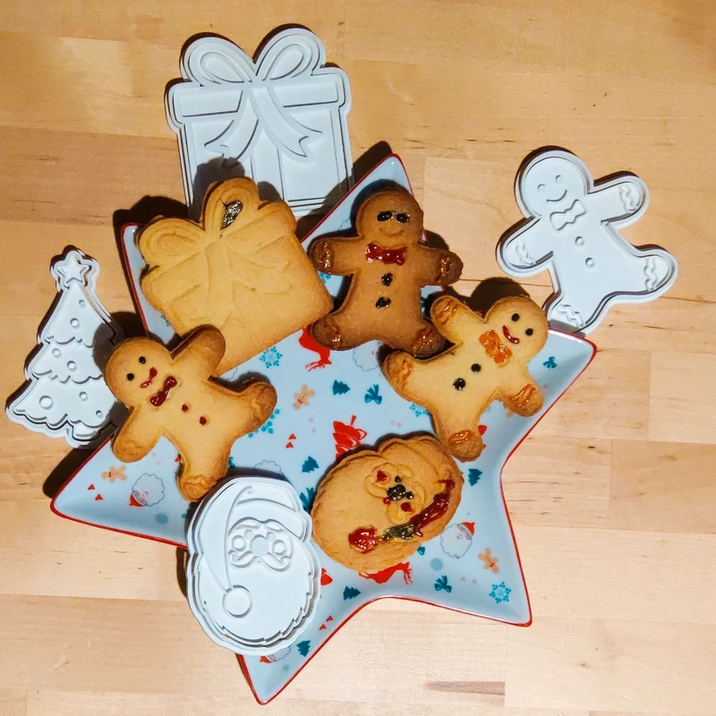 Biscuits de Noël réalisés avec des emporte-pièces – bonhomme pain d’épices, sapin, cadeau, sucre d’orge, Père Noël