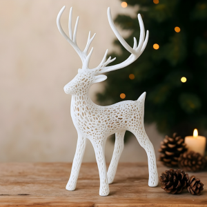Grand cerf de Noël ajouré blanc dans une décoration festive chaleureuse