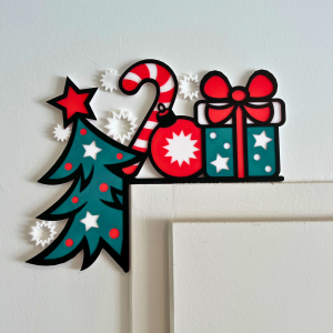Décoration d’angle de porte Noël – sapin et cadeaux multicolores