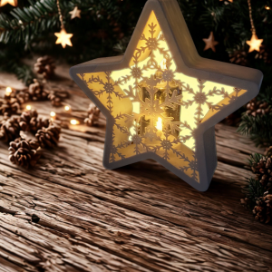 Étoile ajourée lumineuse blanche posée sur une table en bois devant un sapin de Noël