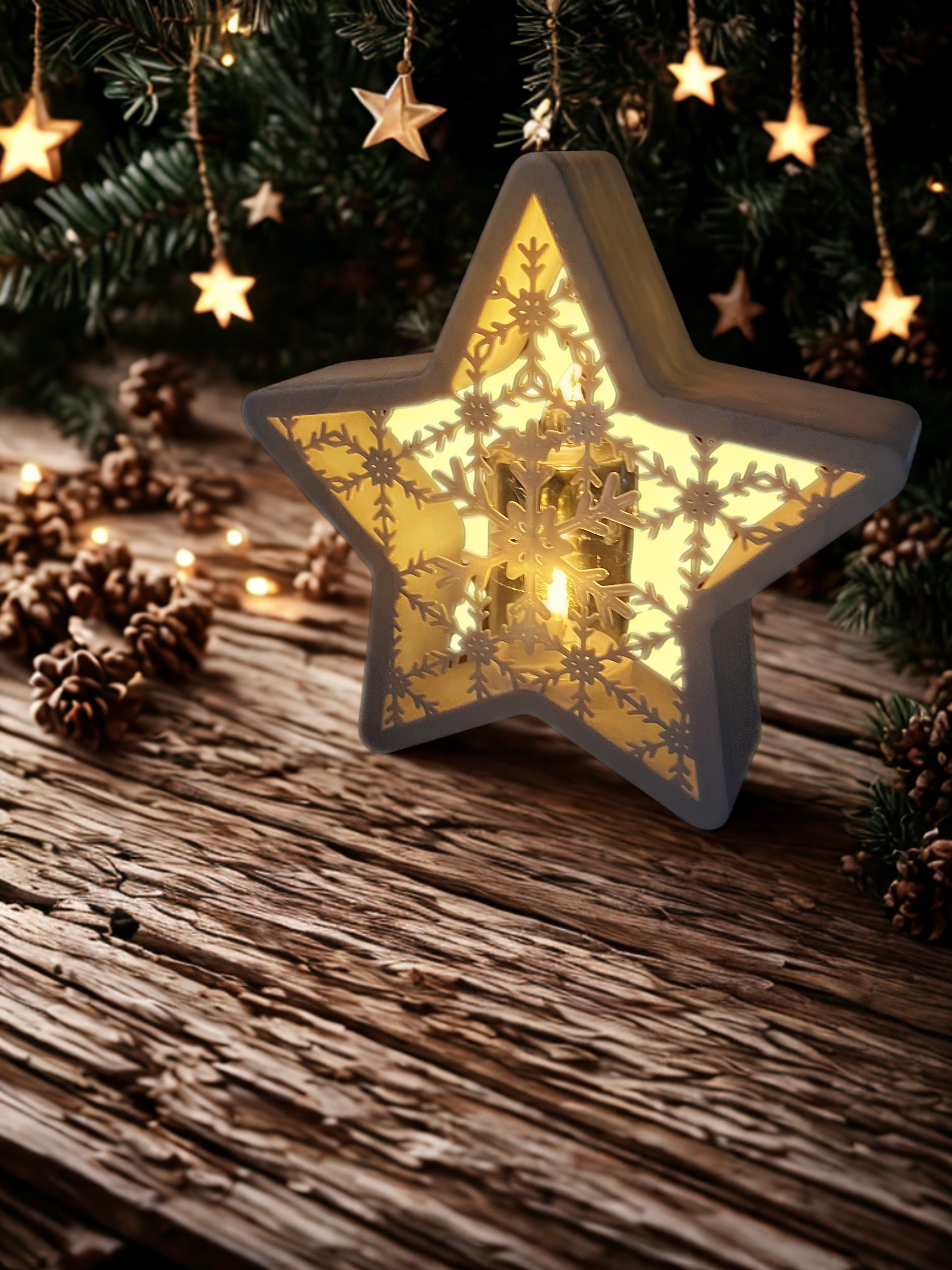 Étoile ajourée lumineuse blanche posée sur une table en bois devant un sapin de Noël