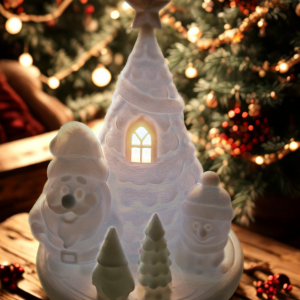 Scène de Noël lumineuse avec sapin, Père Noël et bonhomme de neige – décoration blanche artisanale