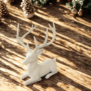 Renne décoratif couché en PLA blanc – style élégant et hivernal