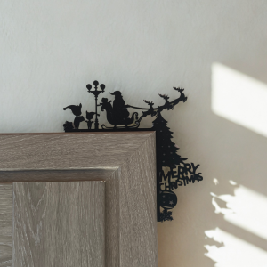 Décoration d’angle de porte silhouette Père Noël noir mat – traîneau et renne